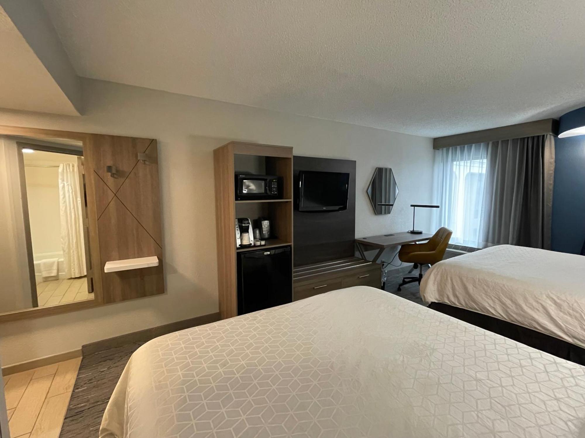 Holiday Inn Express Burlington By Ihg Экстерьер фото
