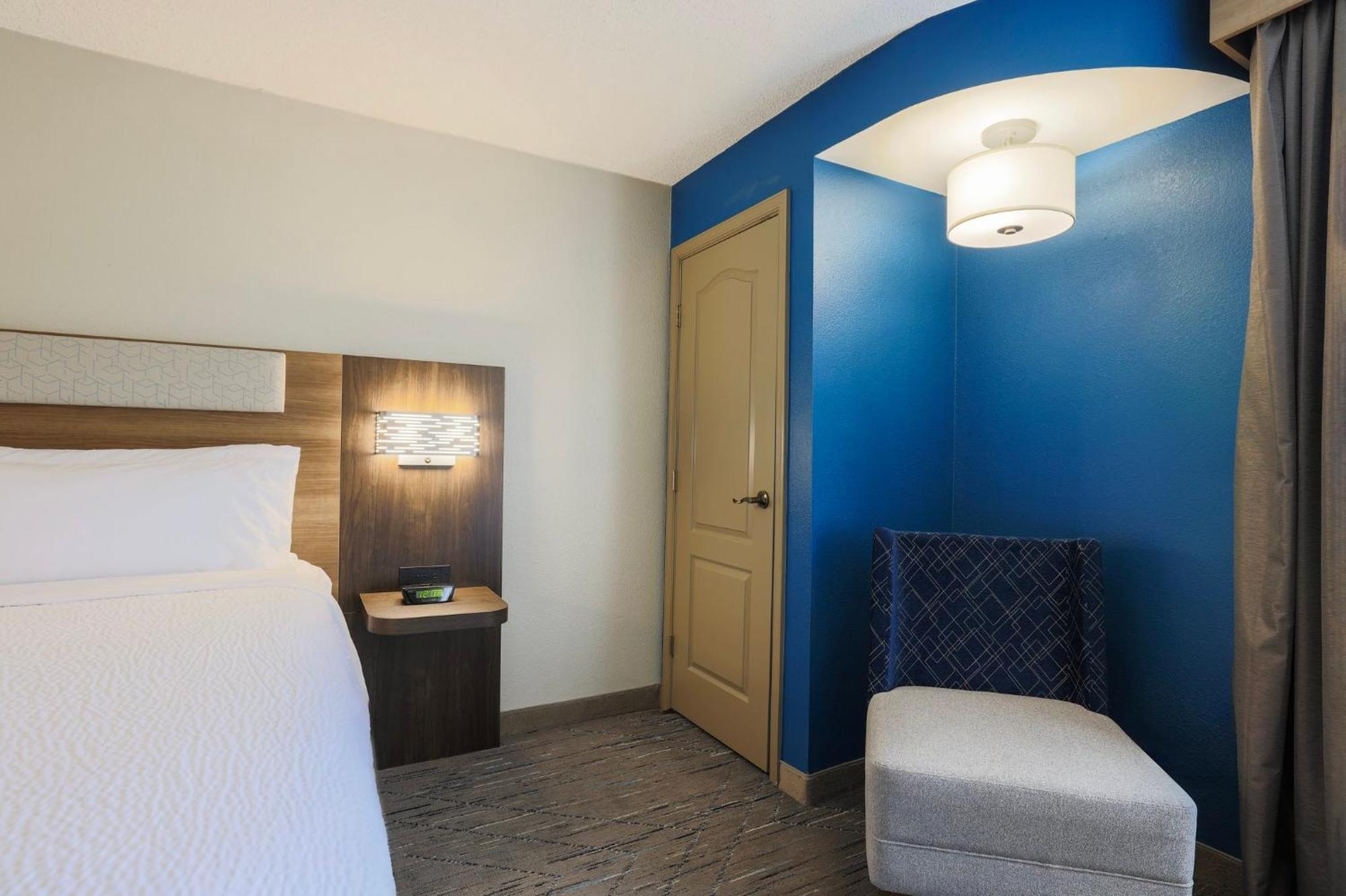 Holiday Inn Express Burlington By Ihg Экстерьер фото