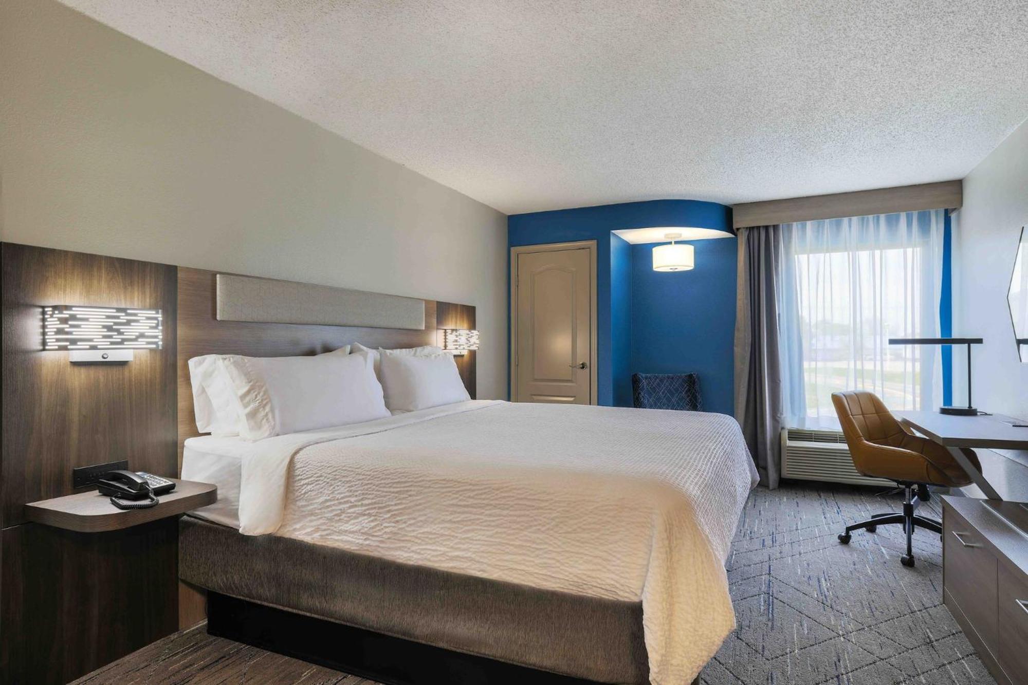 Holiday Inn Express Burlington By Ihg Экстерьер фото