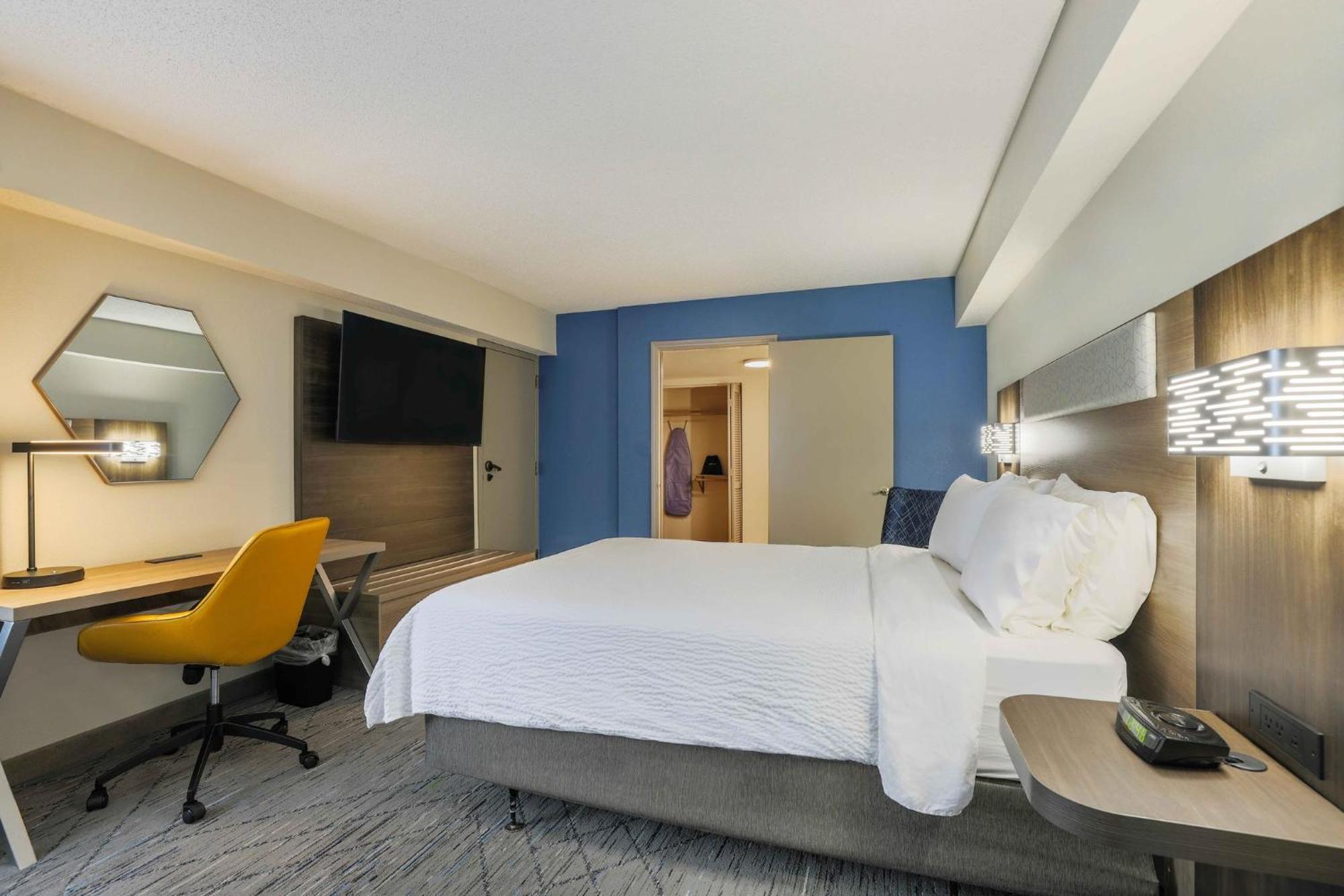 Holiday Inn Express Burlington By Ihg Экстерьер фото