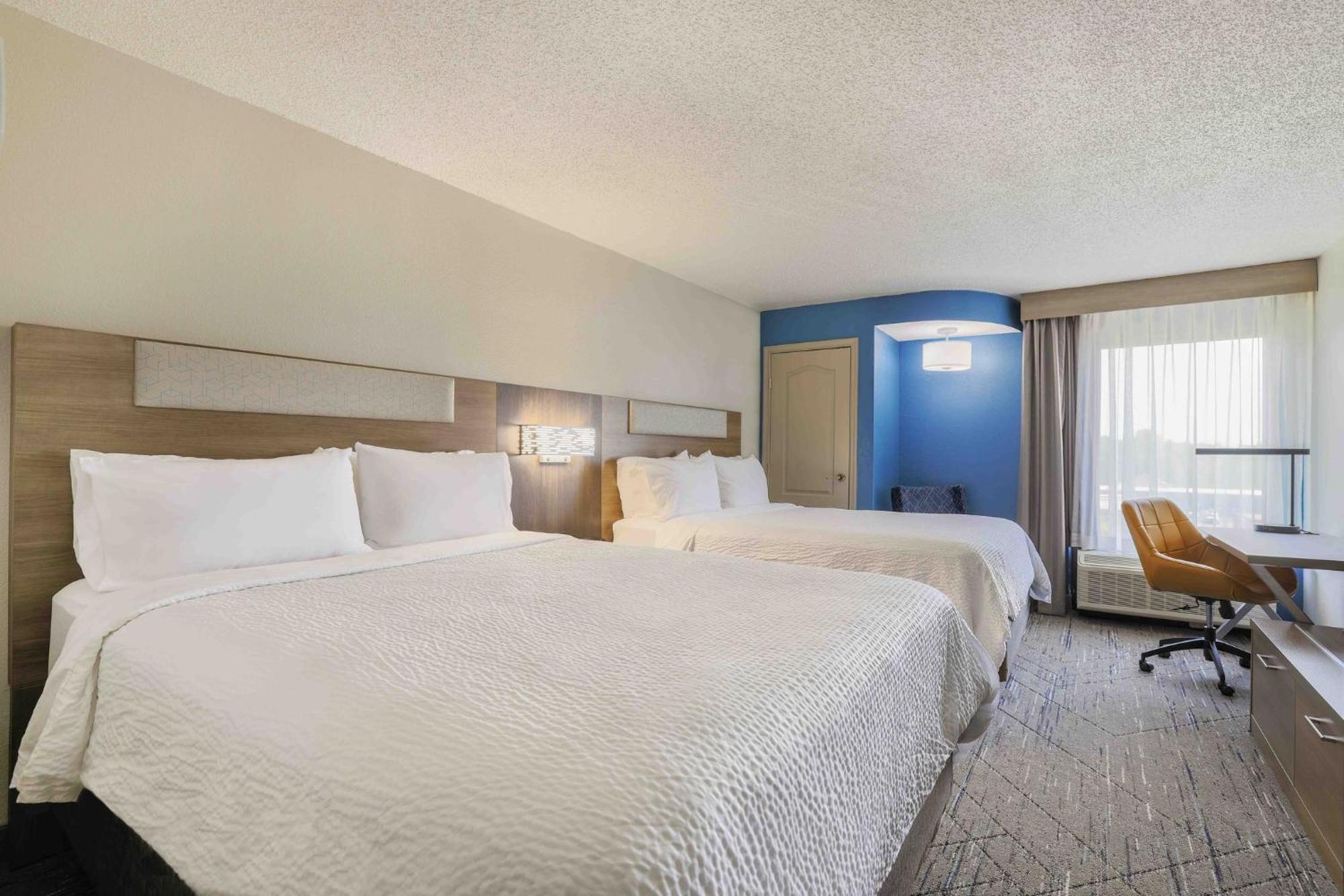 Holiday Inn Express Burlington By Ihg Экстерьер фото