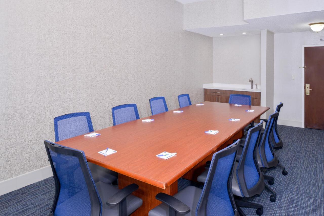 Holiday Inn Express Burlington By Ihg Экстерьер фото