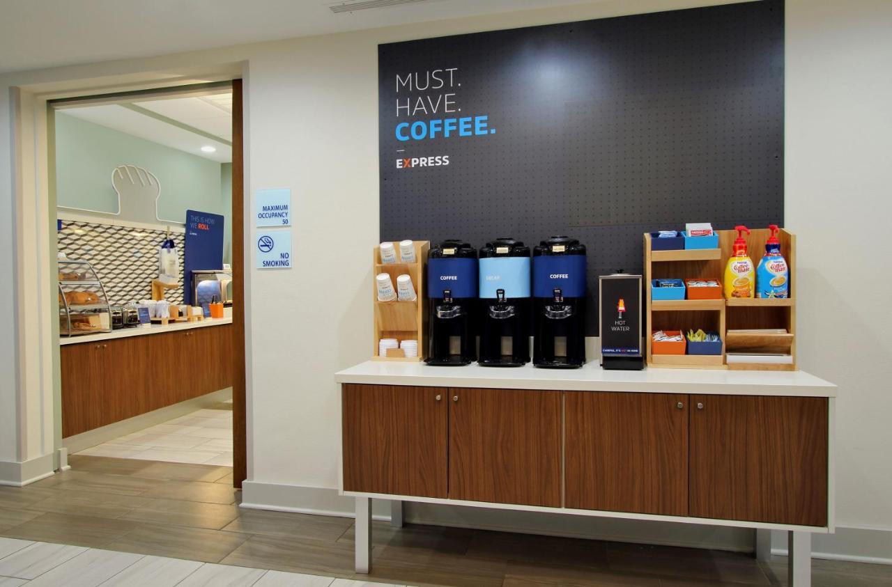 Holiday Inn Express Burlington By Ihg Экстерьер фото