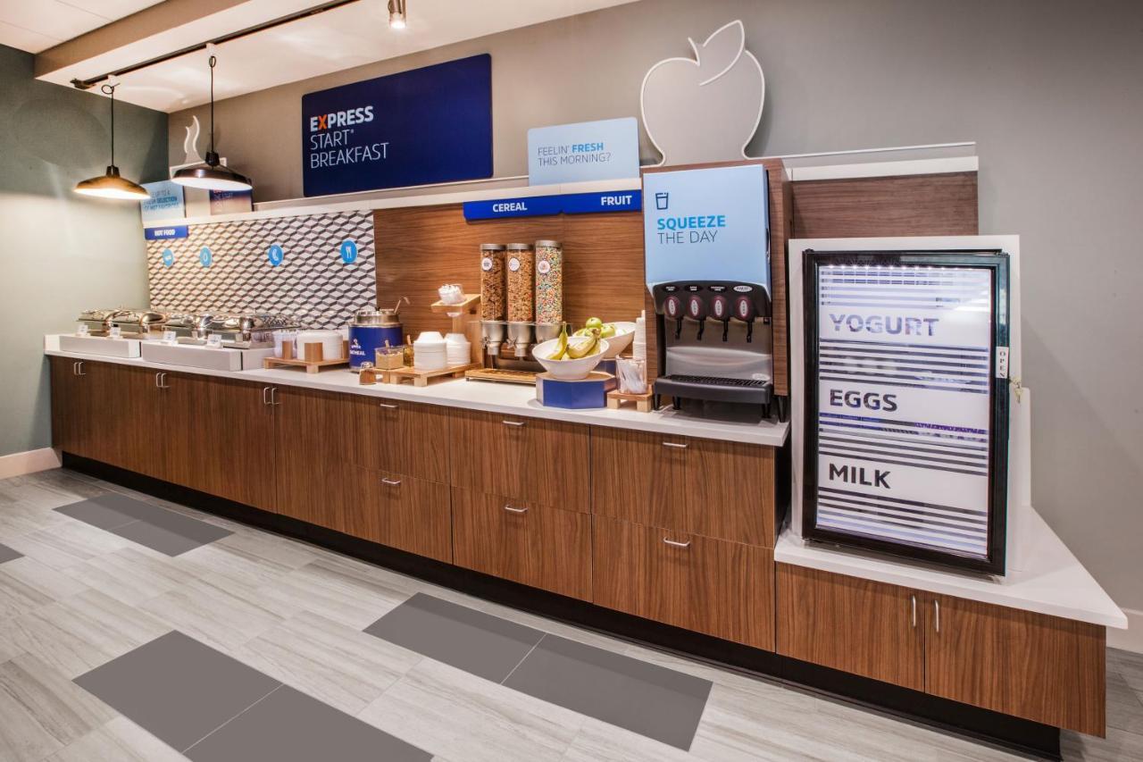 Holiday Inn Express Burlington By Ihg Экстерьер фото