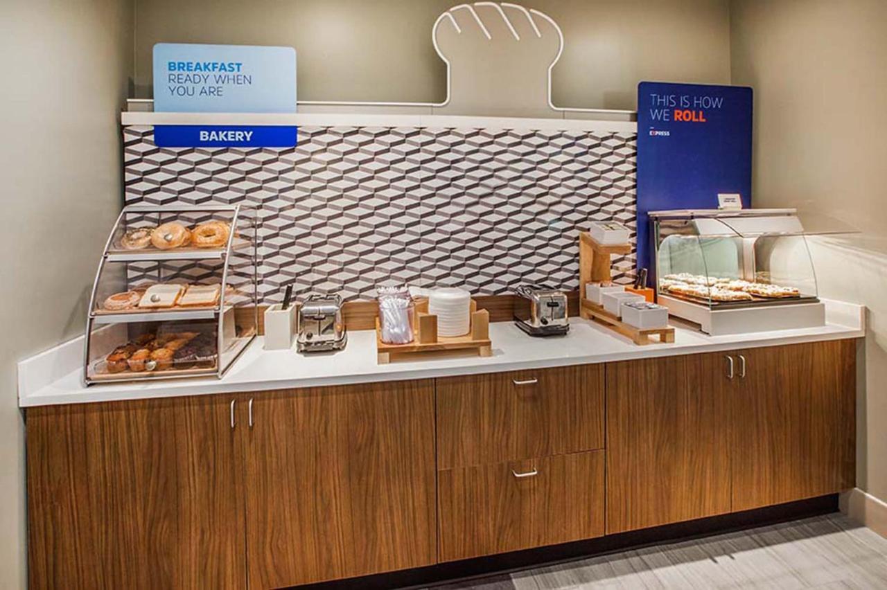 Holiday Inn Express Burlington By Ihg Экстерьер фото